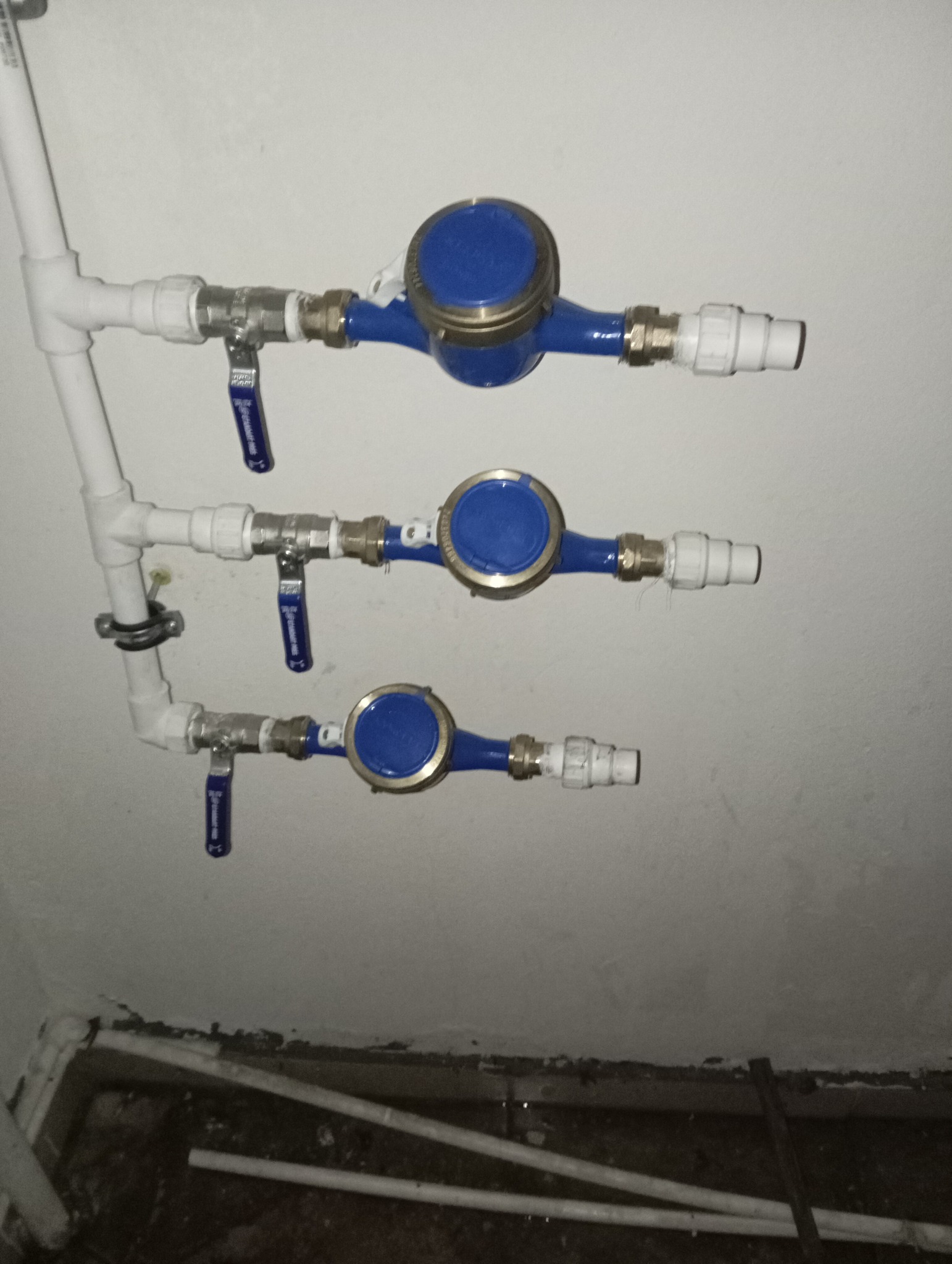 Su saati takma işlemi kontrollü montaj